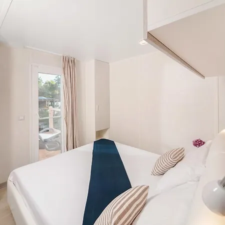 Marine Premium Village Mobile Homes In Camping Lanterna Poreč